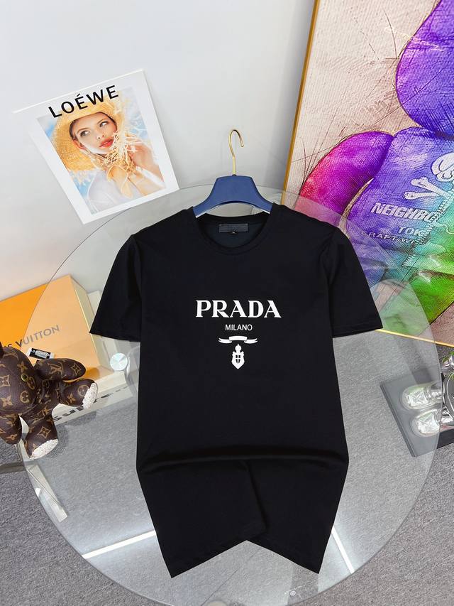 P210 Prada 普拉达 2025年春夏新品上新 三标齐全 圆领短袖T恤 好货不用过多介绍 看细节 专柜码数：M-4Xl
