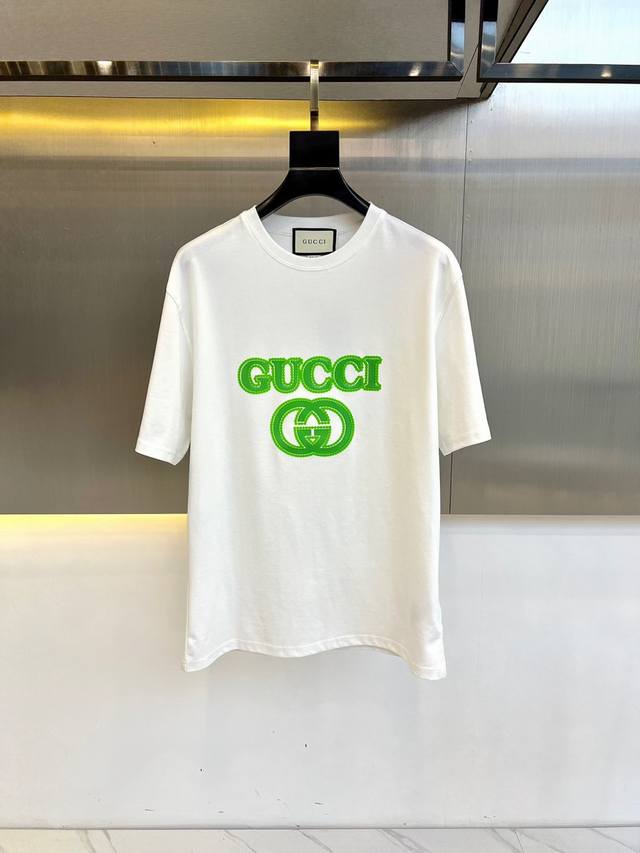 P210 Gucc古驰、25S春夏新品双丝光欧棉面料圆领短T，重工贴布绣“双G”荧光色图案，冰感欧棉面料挺括感与垂坠感都相当出色，同时又不失贴肤透气吸湿性，是日