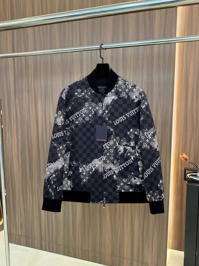 P330 Lv2025开春新款夹克外套，秀场新品品相非常完美，舒适保暖，三标齐全色泽饱满诱人，非常出彩的设计，轻松将时髦感进阶，做工极为考究严谨，走线工整细致！