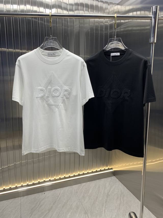 P240 迪奥 2025春夏新款短袖T恤，独特的Logo图案设计！上身舒适透气，不僵硬，丰富的立体感，品质出口订单，定制专属面料剪裁，满足通勤人们对于着装的简约