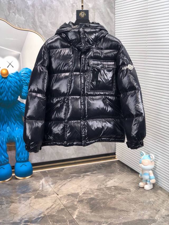 支持年后退换 390 蒙口：秋冬新款连帽羽绒服！时尚保暖羽绒服！贸易公司订单好货，官网同步发售，H最为男生秋冬限量必入保暖时尚休闲羽绒服！填充羽绒90白鸭绒蓬松