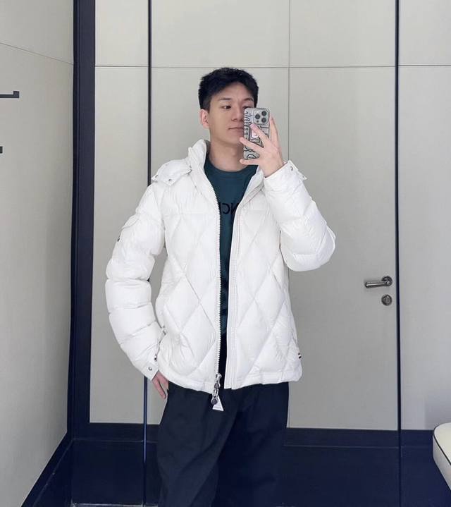 爆款 560 带芯片 特级羽绒 Moncler Averole短款男士菱形格羽绒服夹克外套.特级鹅绒填充.原厂配套五金. Averole男士短款羽绒夹克具有抢眼