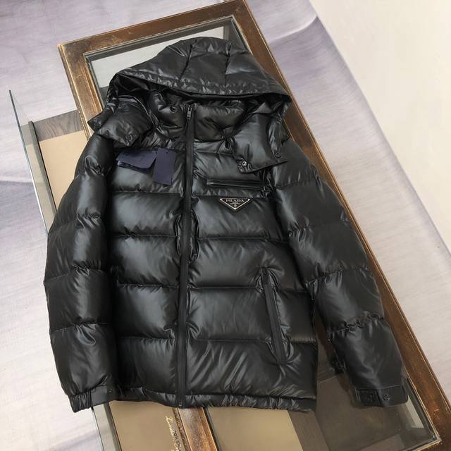 P610 Prada羽绒服普拉达羽绒服厚绒高端款男士羽绒服外套，秋冬潮流新品，客供高端定制，品质可以用极致来形容！ 独特的设计风格，胸前三角牌标识，一眼就能看出