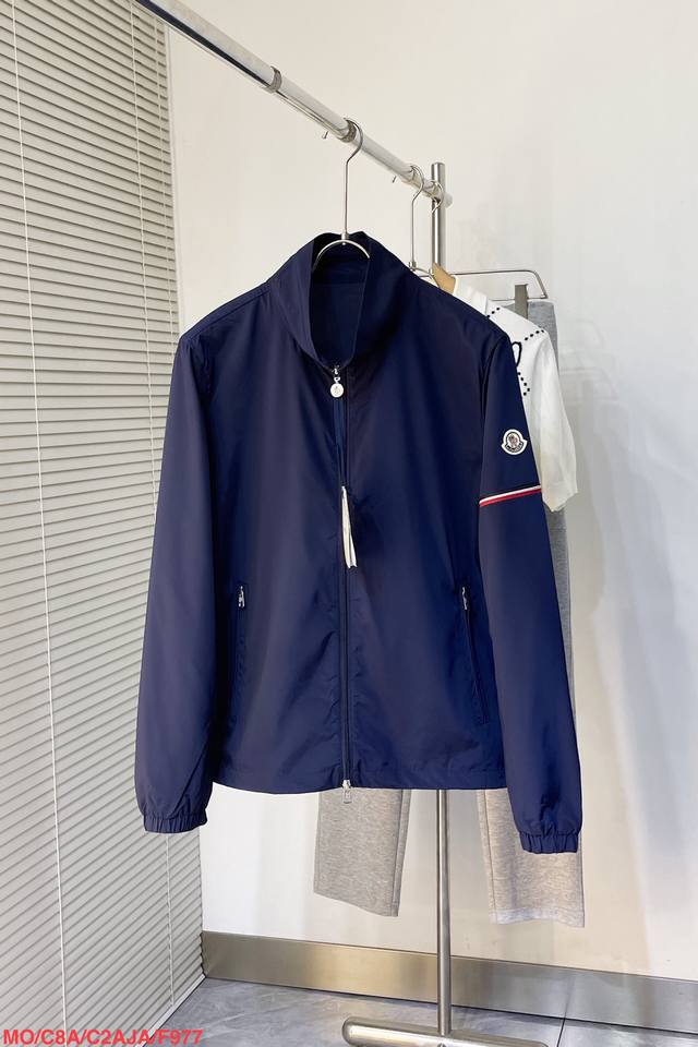 P310 F977 Momoncler 独家专供新款立领夹克外套，时尚简约夹克、高端潮流时尚外套 透气舒适度高，细节无可挑剔，品牌设计理念，体现高品质。呈现休闲