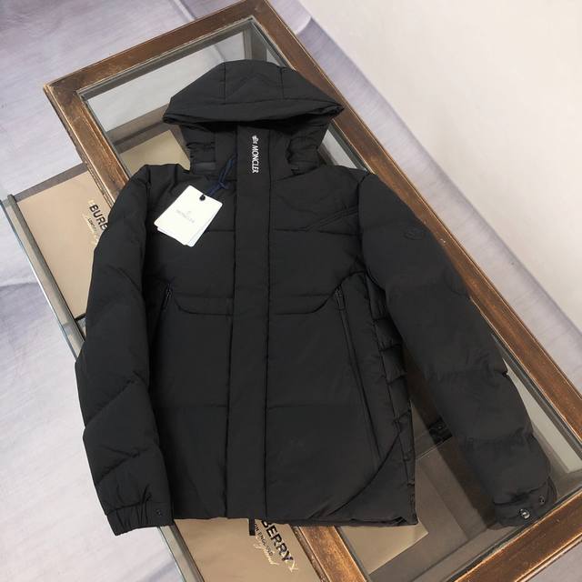 P90 具体价格P私聊 Mon*Cler 蒙口 最新款羽绒服～官网同步上新～采用聚酯纤维面料制成，连帽羽绒服、具有修身版型和鲜明的几何绗缝设计。90大朵白鸭绒填