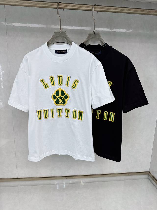 P260 Lv 2025春夏新款首发专柜最新款短袖圆领T恤 高端订制 设计前卫时尚！品牌Logo重工艺设计 高端定制丝光云朵棉面料.手感柔软.穿着舒适.专柜级别