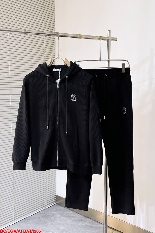 P550 I285 Bcbrunello C、新品男士运动休闲竖坑条织法连帽+直筒型运动！这种织法可以在坑条的基础上进行，使得坑条组织不仅在结构上有所变化，同时