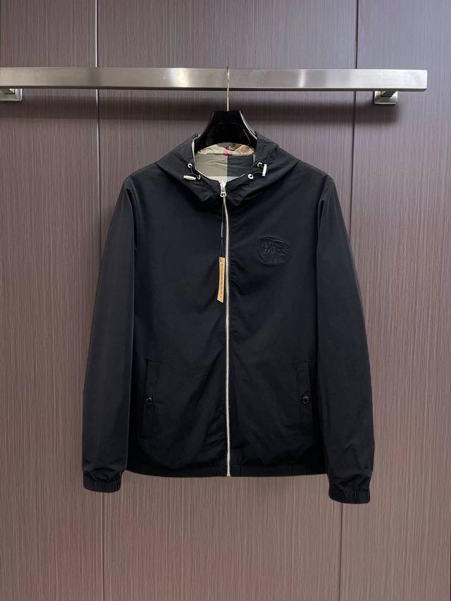 P380 巴宝莉 双面穿，2025开春新款原单男士连帽风衣夹克外套 官网同步售卖 爆款 高版本 时尚百搭 胸前绣三角Logo标设计 采用原版进口100%聚酯纤维