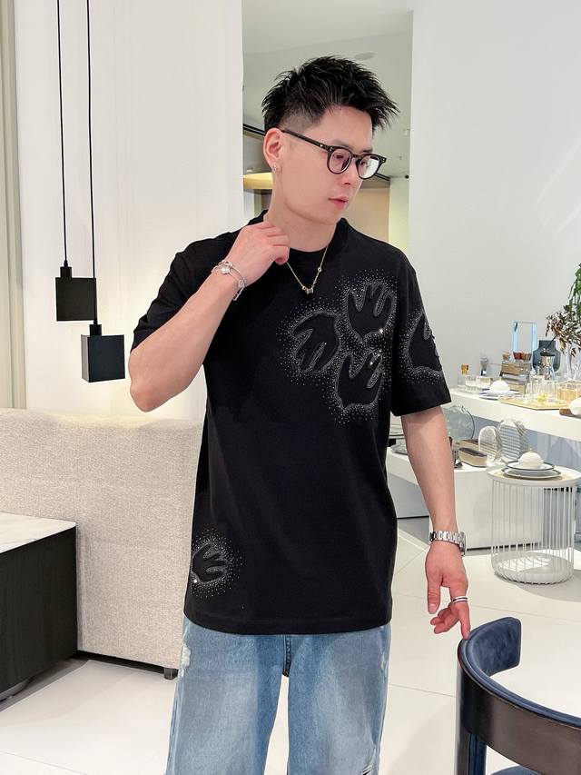 P200 Mc 25Ss春夏新款短袖 T 恤来咯标识Golo！简约又时尚。宽松休闲的圆领，舒适好穿。采用 260 克重纯棉面料，品质超赞。这个春夏，必须安排上！