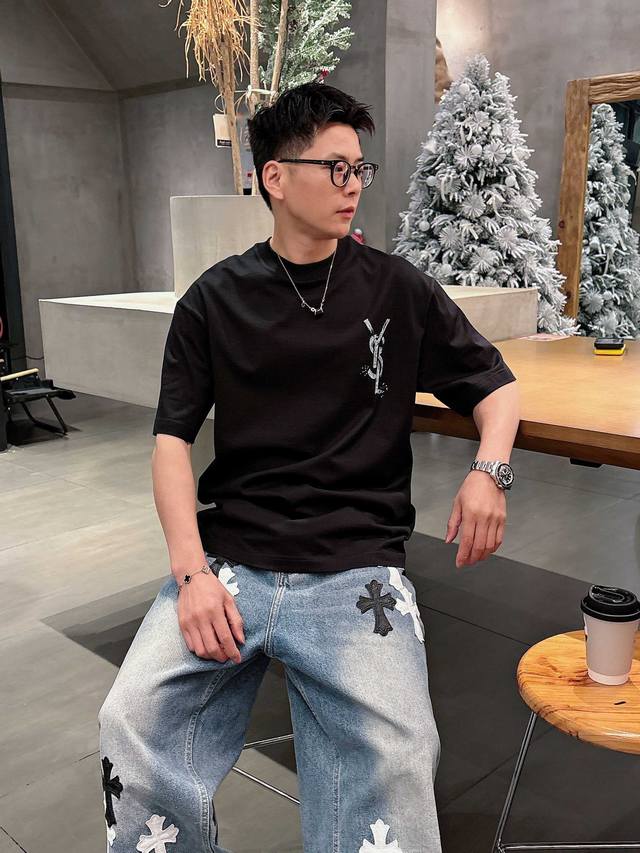 P260 圣罗兰 2025春夏新款首发专柜最新款短袖圆领T恤 高端订制 设计前卫时尚！品牌Logo重工艺设计 高端定制丝光云朵棉面料.手感柔软.穿着舒适.专柜级