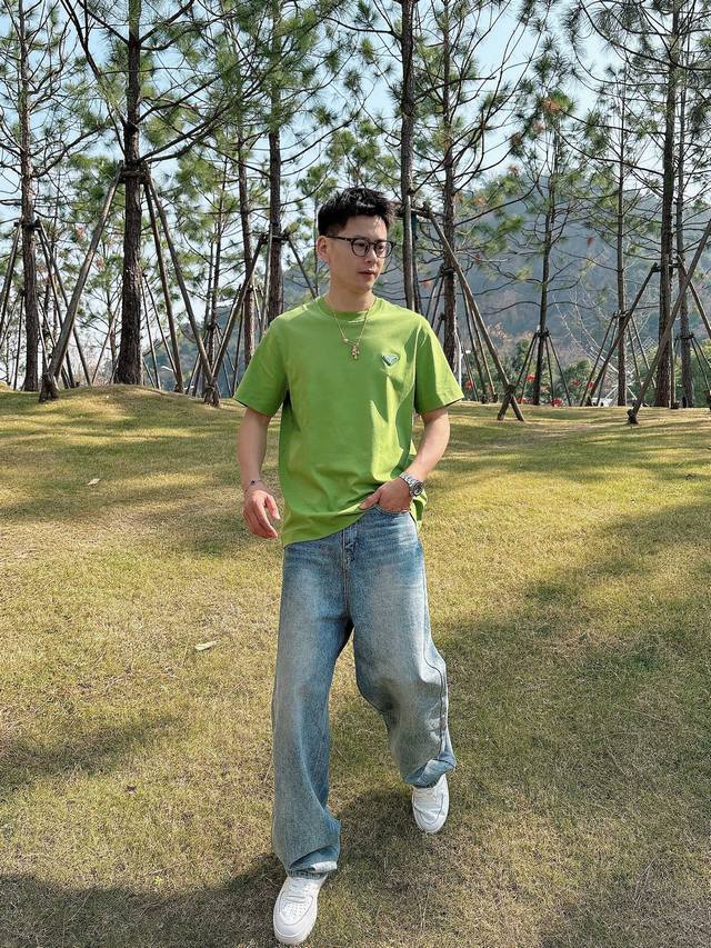 P260 普拉达 2025春夏新款首发专柜最新款短袖圆领T恤 高端订制 设计前卫时尚！品牌Logo重工艺设计 高端定制丝光云朵棉面料.手感柔软.穿着舒适.专柜级