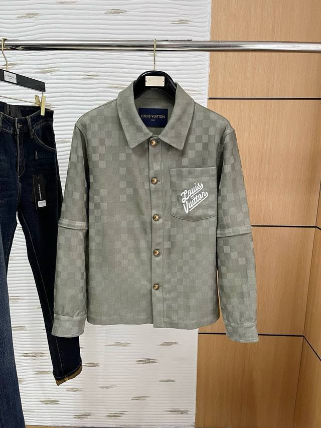 P520 支持年后退换 。Lv 脱卸 官网同款，三标齐全！2025春夏新款男士夹克外套，时尚休闲高端版本！专柜定制面料 透气舒适度高，细节无可挑剔，品牌元素设计