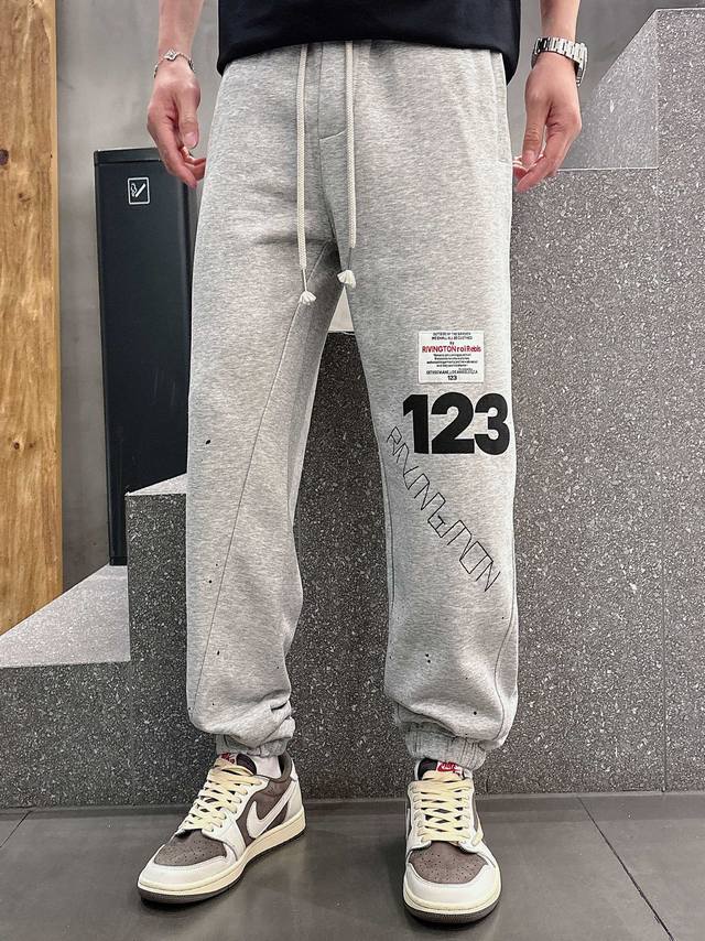250 Rrr123 顶级货品 2025春夏新款休闲裤！品牌经典Logo休闲裤 ，定制面料，舒适度极好，手触感强烈。辨识度极高，完美品相工艺。三个颜色 尺码：M