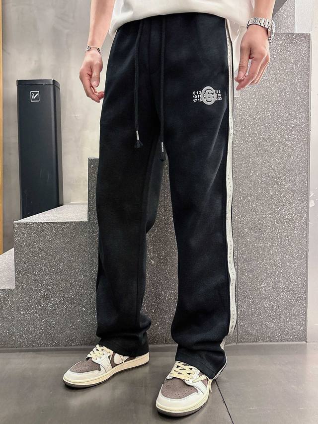250 马吉拉 顶级货品 2025春夏新款休闲裤！品牌经典Logo休闲裤 ，定制面料，舒适度极好，手触感强烈。辨识度极高，完美品相工艺。两个颜色 尺码：M-3X