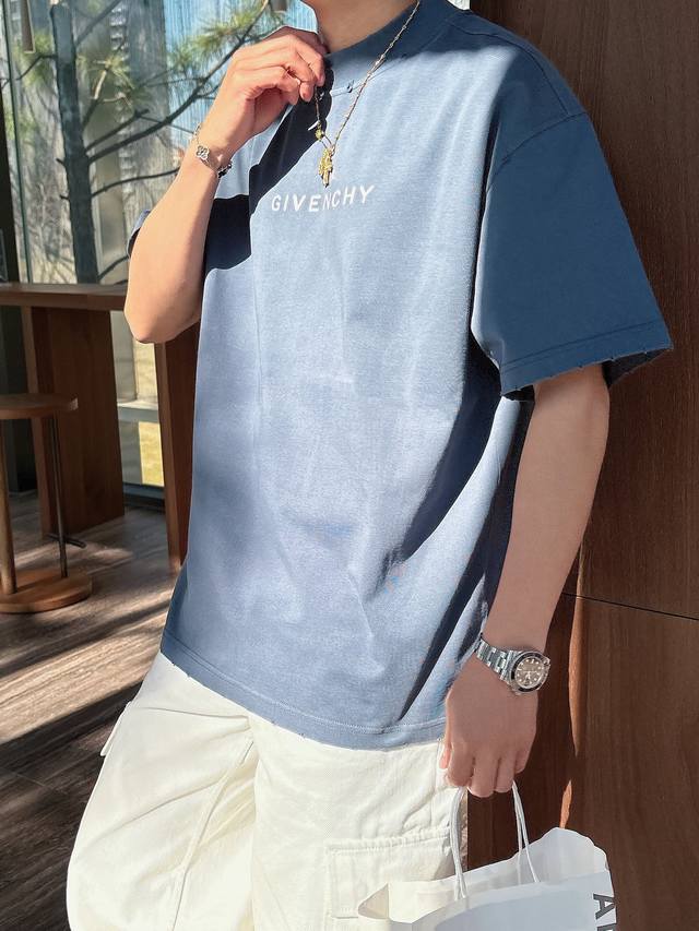 P310纪梵希 2025春夏新款首发专柜最新款短袖圆领T恤 官网同款 高端订制 设计前卫时尚！品牌Logo重工艺设计 高端定纯棉面料.手感柔软.穿着舒适.专柜级