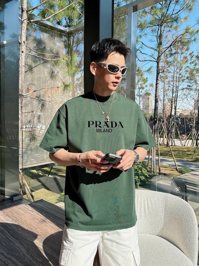 P310普拉达 2025春夏新款首发专柜最新款短袖圆领T恤 官网同款 高端订制 设计前卫时尚！品牌Logo重工艺设计 高端定纯棉面料.手感柔软.穿着舒适.专柜级