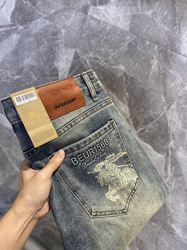P260 Burberry巴宝莉 2025新品男士牛仔裤 面料弹性好。独家发售 官网同步 时尚优雅 重工艺设计。采用原色酵母水洗工艺 精选进口重磅丹宁牛仔面料