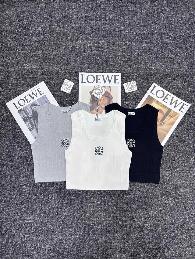 P240Loewe&罗意威刺绣徽标短款背心，简约时尚，展现优雅气质。精致刺绣，彰显品质，短款设计，修身显瘦。轻松搭配，尽显女性魅力。三码三色 现货供应