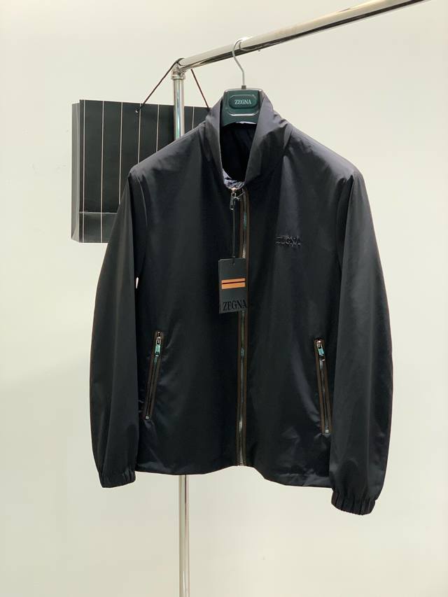 P470，杰尼亚 Zegna，2025春季最新品，专柜同步有售，原单狠货，时尚休闲立领两面穿外套，采用进口原版面料，舒适透气，顶级刺绣工艺字母图案装饰Logo，
