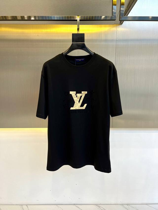 P210 1V、2025春夏全新系列单品上线，非常时髦前卫的一款男女同款短袖T恤，醒目的Logo图案彩块印花修饰！区别于以往的不同，宣示品牌传承多年的设计理念！