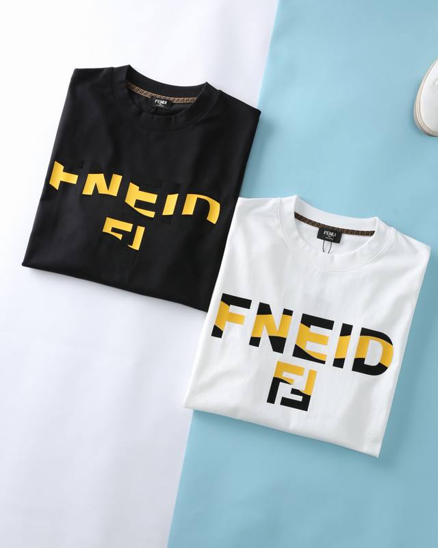 P240 Fen*迪 25Ss早春新款平纹棉基础圆领短Tee，男女同款时尚黑黄标识印花宽松休闲短袖T恤衫！贸易公司渠道稀出，同步Gw发售！F家早春高B格调黑黄T