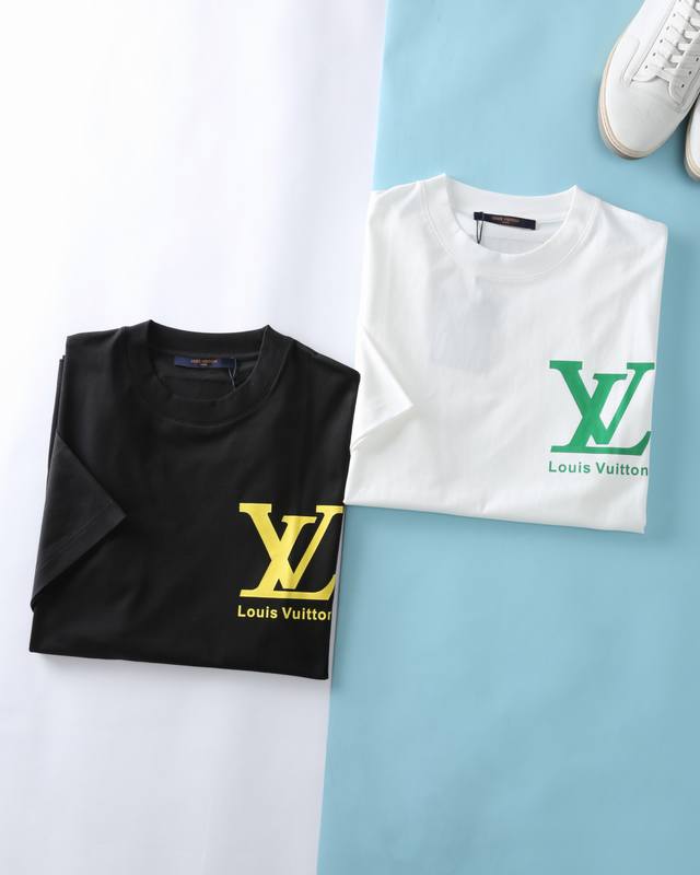 P240 Lou V 路*登 25Ss春夏新款环保平纹棉布基础圆领短Tee，男女同款热熔胶印徽标宽松休闲短袖T恤衫！贸易公司渠道稀出，同步Gw发售！在这繁杂的都