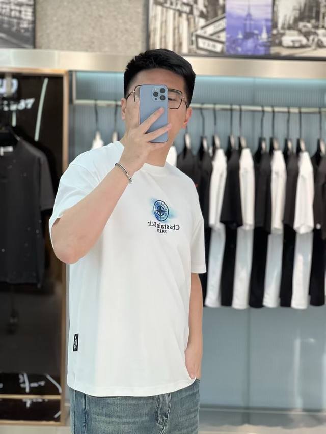 P290迪奥- 2025Ss蛇年贺岁款春夏精品短袖T恤 官网同步 高端品质 定制顶级丝光棉面料，顶级大厂1:1制作，时尚大牌重工艺Logo设计，手感柔软细腻 穿