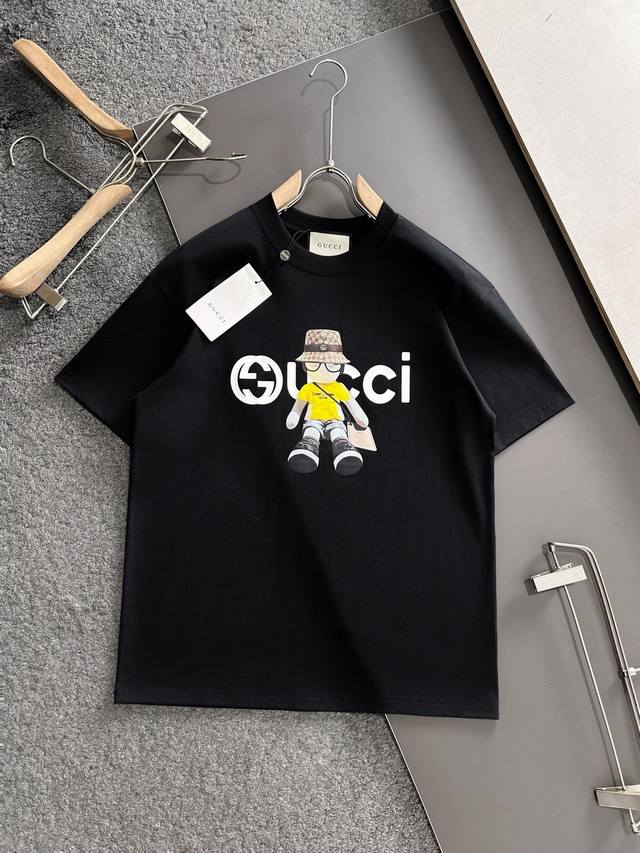 P210 Guc Ss秋冬最新款圆领时尚短袖T恤，官网同步，专柜纯棉面料！贴肤舒适，耐看又好穿，经典简约Logo设计，原厂工艺一丝不苟，型男必备单品 码数S-X