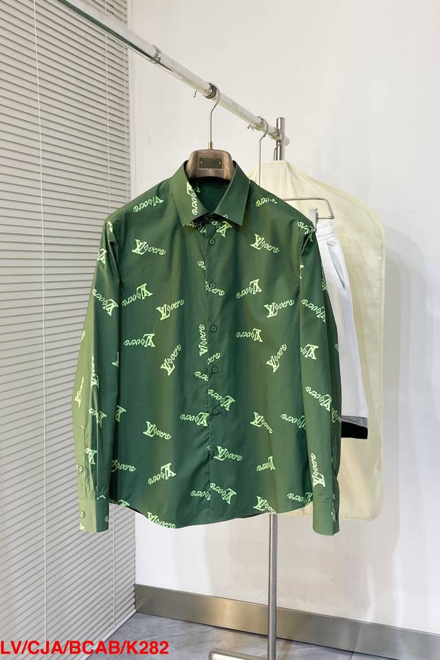 P330 K282 Lv路易威登 2025Fw 秀款满印Logo弹幕长袖衬衫，面料采用定织与原版手感一致，高质感纯棉面料！经典Logo大集合 印花环保固色处理，