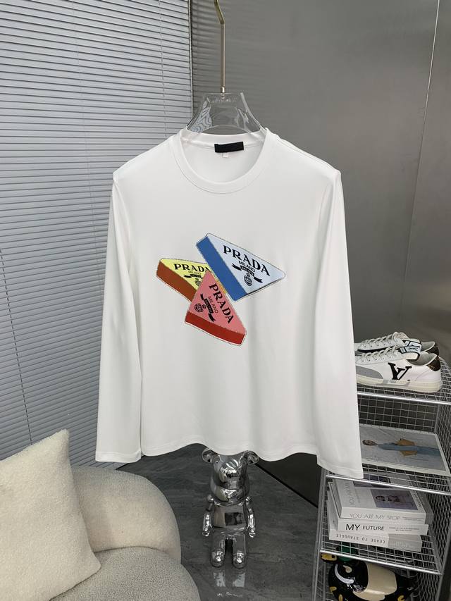 P220 Prada普拉达 2025春季男士长袖T恤最新系列，简约Logo元素长袖T恤。定制高级面料手感柔软舒适带有弹力，简约大气，上身效果超赞，大货已出，码数