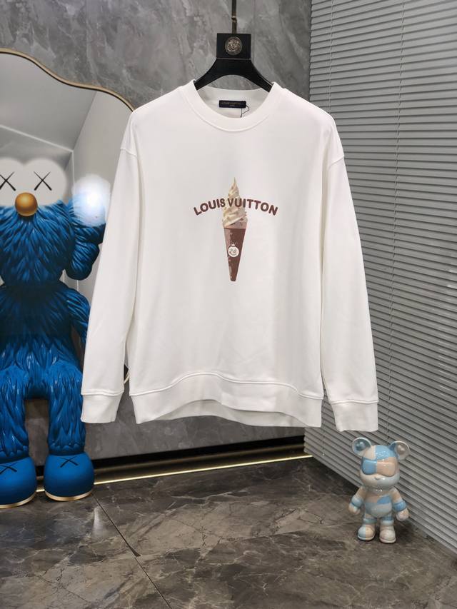 。 P300。Lv。2025 早春新款男士圆领长袖卫衣#这款卫衣采用100%棉为你带来极致的温暖体验。它可直接贴身无扎刺感，W十分亲肤透气，让你尽享舒适与自在。