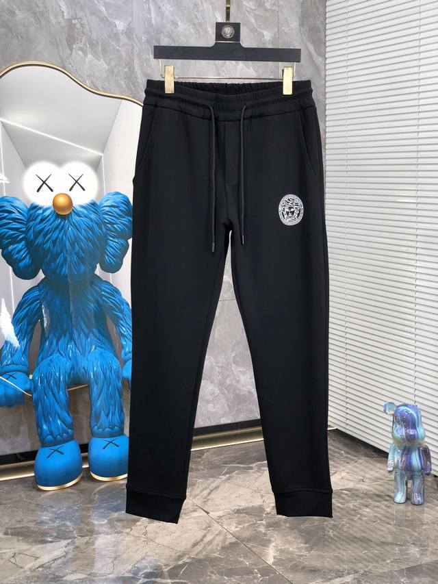 。 P290。范思哲。2025早春新品。订制高品质时尚休闲裤。超级百搭款。独家定制-进口高端高密度精棉面料，W贴身舒适，超靓版型、6上身显腿修长，內里，走线都无
