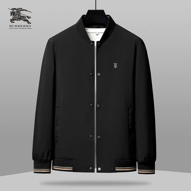 P270 巴宝莉 男士2025新款高品质夹克外套 尺码：M~3Xl 介绍：2025新款新品男士原单商务休闲夹克，简约大气爆版款，采用高端进口防风透气面料，做工精