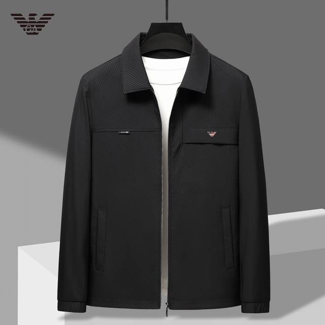 P290 阿玛尼 男士2025新款高品质夹克外套 尺码：M~3Xl 介绍：2025新款新品男士原单商务休闲夹克，简约大气爆版款，采用高端进口防风透气面料，做工精