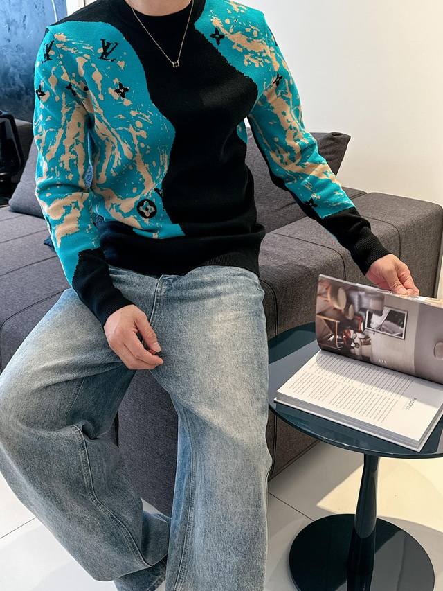 P250 Lv路易威登 秋冬新款 圆领羊毛衫 男女通穿情侣秋冬必备款 这是一款极度考验做工的驴家羊毛衫 水波纹图案与星空蓝毛料的搭配 呈现柔和的感觉 超柔和细腻