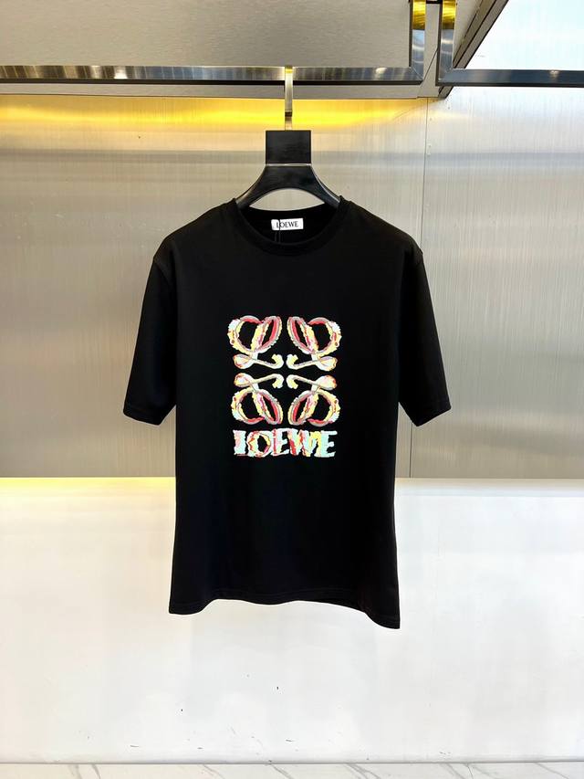 P210 Lowe罗意威、25春夏新品系列，作为印花Logo圆领宽松短袖T恤，定制260克同缸染欧棉面料，手感非常舒服，时尚又个性 超级百搭好看的一款 男女都非
