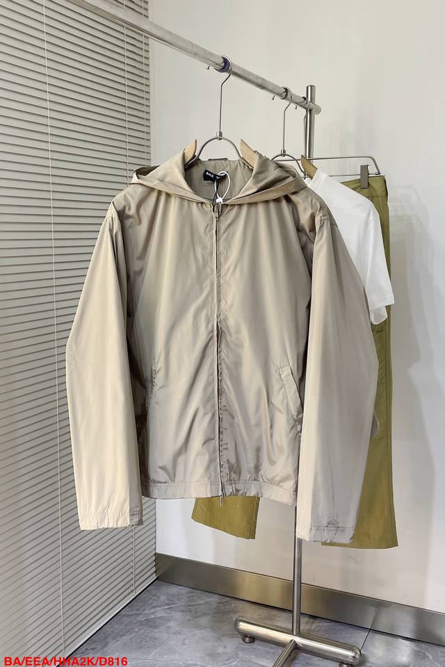 P520 D816 Babalenciag 新款印花字母连帽风衣外套夹克冲锋衣男女同款 本款科技府绸 宽松版型 袖口跟下摆带抽绳可调节大小 连帽，双头拉链开合，