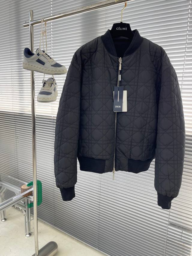 P590 -Dio 秋冬新款双面夹克，这款双面夹克是二零二四冬季男装系列新品，款式时尚休闲。采用黑色棉质混纺斜纹面料精心制作，一面胸前饰以Christiandi
