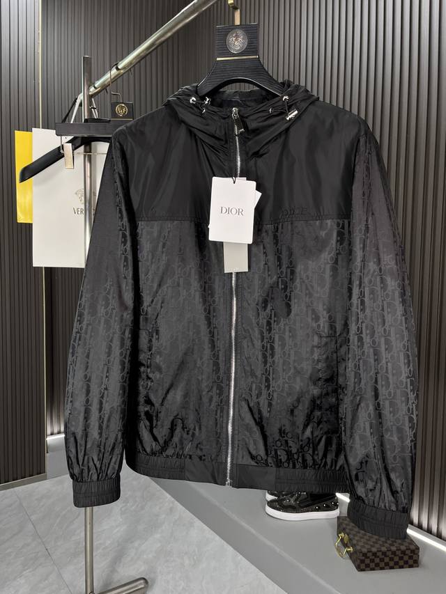P420 Dior 迪奥 2025Ss春夏最新款迪奥时尚休闲连帽外套，高端品质、字母Logo提花面料、版型面料五金都是专柜1:1定制，Logo采用时下流行刺绣提