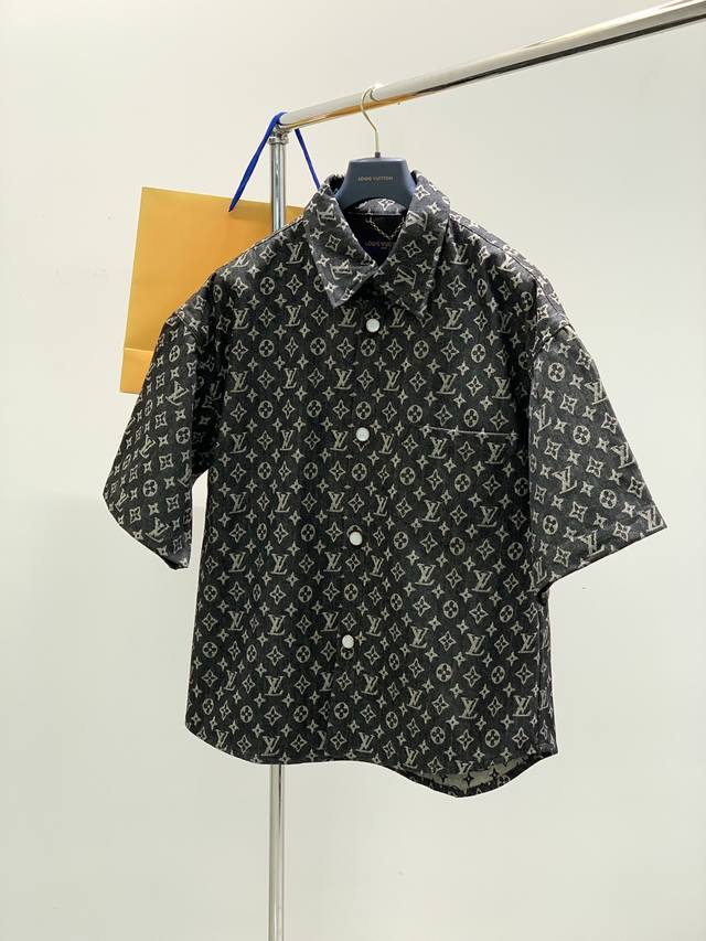 衣服 P340，裤子 P300，Louisvuitton 路易威登，2025春季最新款，专柜同步有售，原单狠货，时尚休闲牛仔短袖套装，上身很有特点！吸睛而有亮点