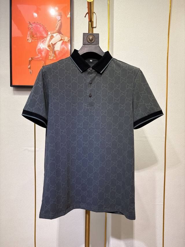 P310 Gucci 2025新款男士时尚提花短袖T恤 采用高档针织提花面料 奢华经典品牌Logo设计百搭气质 秉承大牌的传统时尚魅力，独有提花线条设计散发着浓