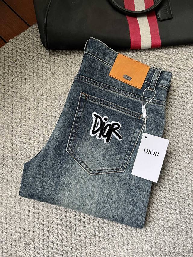 P220 Dr 2025春夏官网高端新品爆款牛仔裤， 百搭神器！今年最新流行的风格设计款式，采用进口棉花制作成的单宁布，上身舒适，剪裁设计挺拔有型！低调不失奢华