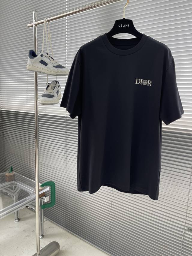 P260 -Dio 25春夏短袖系列 尺码: M-5Xl 版型：微阔版型 克重：260克重 潮棉平纹面料 成份：100%棉 面料纹路平整 手感棉柔细腻 工艺：图