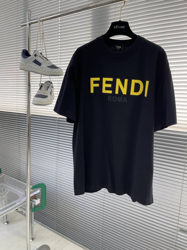 P220 -Fend 新款Logo字母短袖 280克重磅纯棉面料 绒面发泡工艺 肉乎乎的肌肤感 细腻柔软 男女同款 码数：S-Xxl S码衣长70 胸围104