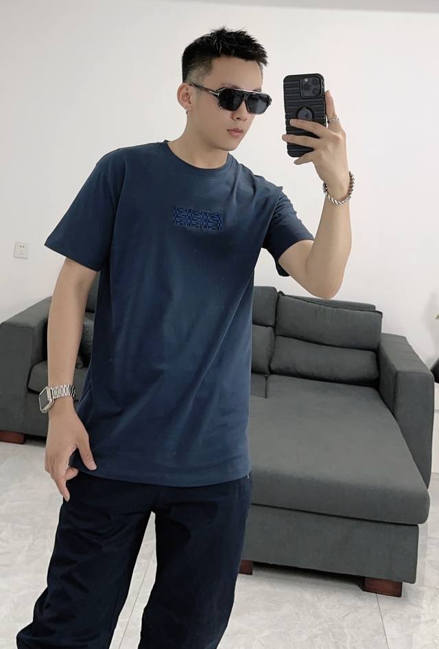 上身效果图！ P220 Fendi 芬迪2025春夏新款Ff徽标图案休闲重工刺绣短袖T恤 本款短袖圆领T恤。桑蚕丝+纯棉材质高级感十足，胸部绣有灰色和黑色Ff