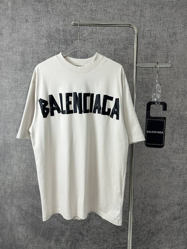 P230 Balenciaga巴黎世家2025经典胶带Bb字母Logo印花短袖T恤男女同款 本款采用复古平纹布，该商品为中性设计，宽松版型，圆领短袖，正面和背面