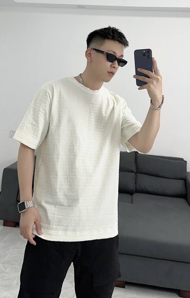 上身效果图！ P250 Fendi 芬迪2025春夏经典植绒满印Logo短袖圆领T恤男女同款 本款短袖圆领宽松T恤。棉质珠地布。采用全幅饰同色异调Ff植绒图案。