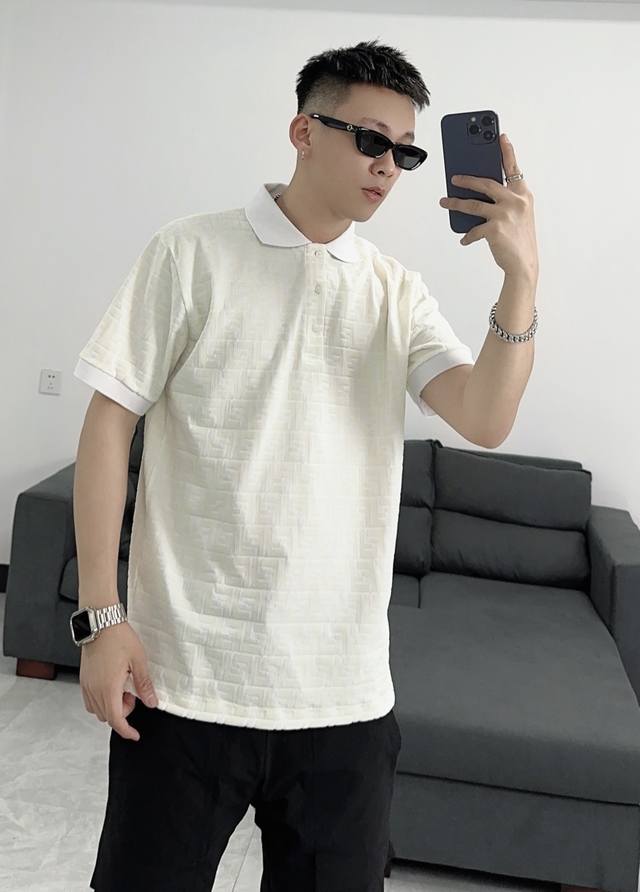 上身效果图！ P270 Fendi 芬迪2025春夏新款植绒满印Logo短袖Polo衫 本款短袖Polo衫，棉质珠地布。采用进口植绒工艺 采用全幅饰同色异调Ff