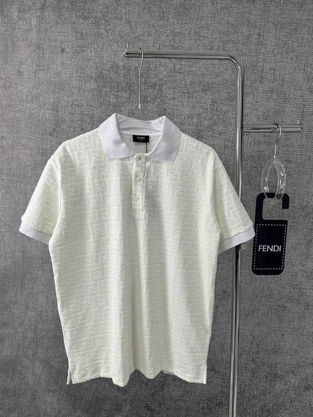 P270 Fendi 芬迪2025春夏新款植绒满印Logo短袖Polo衫 本款短袖Polo衫，棉质珠地布。采用进口植绒工艺 采用全幅饰同色异调Ff植绒图案。尽显