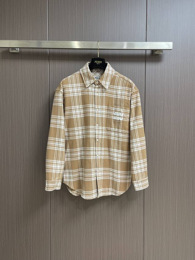 P310 Miumiu 2025Fw 春季新款格纹长袖衬衫，定点对位对格，采用进口面料还原 非常柔顺，衬衫风格设计结合现代风格，前胸口袋饰以品牌徽标，宽松版型男